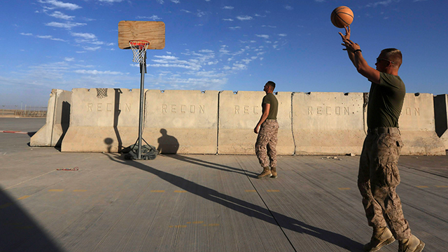 רק רשת. חיילים אמריקנים משחקים כדורסל בבסיס לית'רנק (צילום: רויטרס) (צילום: רויטרס)