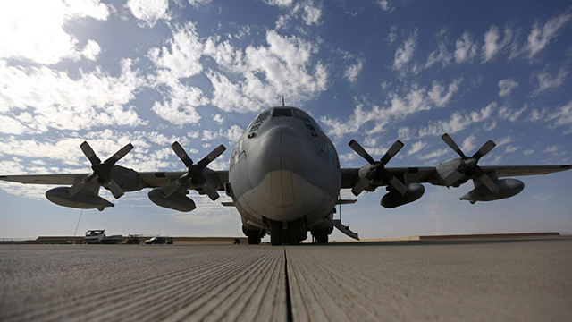 מוכן לפנות את החיילים. מטוס תובלה אמריקני במחנה בסטיון (צילום: רויטרס) (צילום: רויטרס)