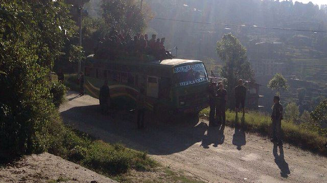 האוטובוס בנפאל, כחצי שעה לפני ההתהפכות. עמוס מדי ()