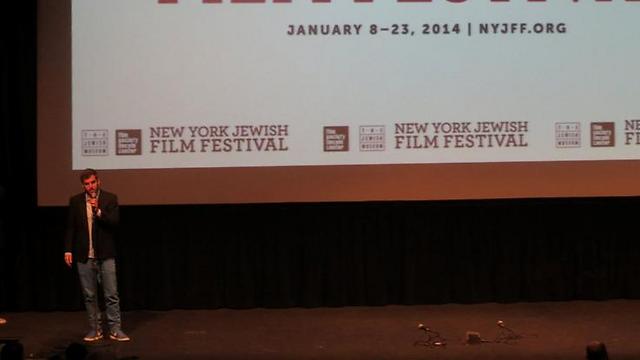 תומר ורכזון על הבמה בפסטיבל הסרטים היהודי בניו יורק (צילום: בריאן הירש) (צילום: בריאן הירש)