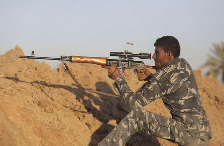 A Shi'ite fighter aims using a sniper rifle during a patrol in Jurf al-Sakhar (Photo: Reuters) (Photo: Reuters)