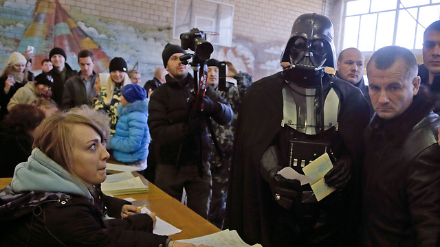 דארת ויידר האוקראיני לא הורשה להצביע ללא מסכה (צילום: AP) (צילום: AP)