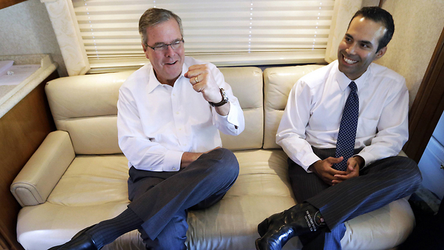 ג'ב בוש (משמאל) ובנו ג'ורג' פ. בוש (צילום: AP) (צילום: AP)