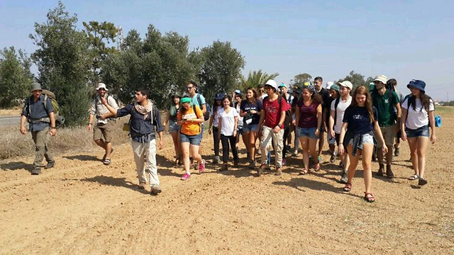 "Meitarei Lakhish" particapants walk to Nahal Oz (Photo: Matan Tzuri) (Photo: Matan Tzuri)