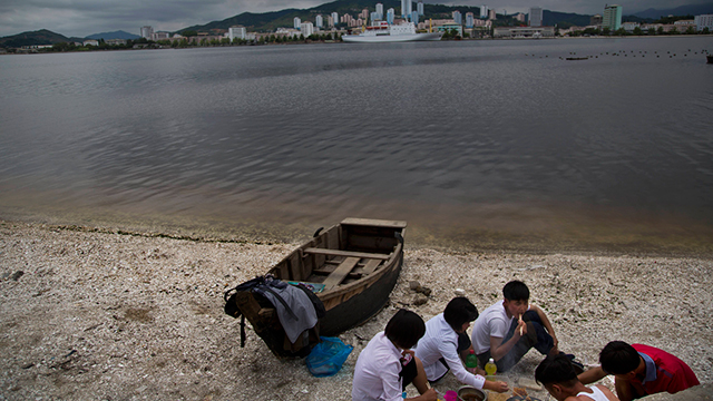 צעירים עורכים פיקניק על החוף בוונסאן (צילום: AP) (צילום: AP)