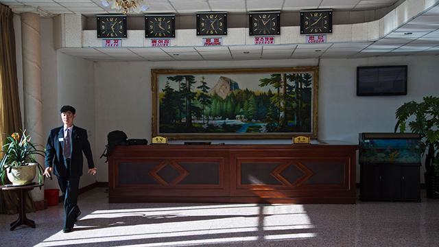 עובד בית מלון בצ'ונגג'ין (צילום: AP) (צילום: AP)