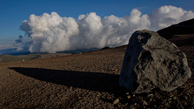 סלע על דרך ליד פסגת הר פאקטו (צילום: AP) (צילום: AP)