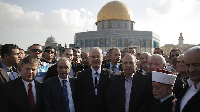 ראש הממשלה הפלסטיני בהר הבית (צילום: AFP) (צילום: AFP)