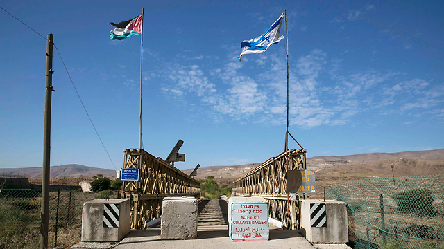 The Israeli and Jordanian flags on the Naharayim Bridge, which constitutes a border (Photo: Reuters)