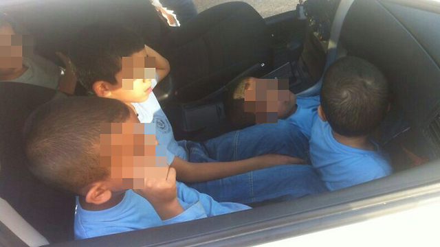 דחוסים. הילדים ברכב ההסעות (צילום: משטרת ישראל) (צילום: משטרת ישראל)