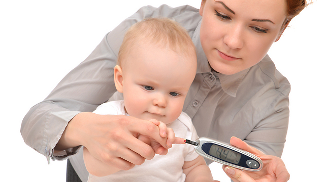 הסוכרת עלולה להופיע גם בתינוקות עד גיל חצי שנה, לרוב בשל מחלה גנטית (צילום: shutterstock) (צילום: shutterstock)