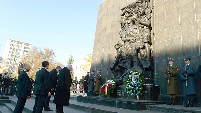 ריבלין מניח זר באנדרטה ללוחמי גטו ורשה (צילום: דוברות בית הנשיא) (צילום: דוברות בית הנשיא)