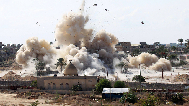 צבא מצרים התחיל להקים שטח הפרדה בין סיני לעזה. הריסות בתים ברפיח (צילום: AP) (צילום: AP)