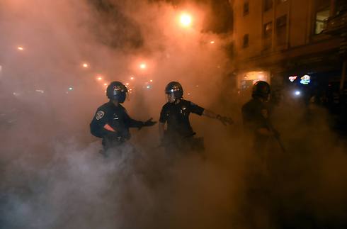 המשטרה נאלצה לפזר את חגיגות האוהדים (צילום: AP) (צילום: AP)