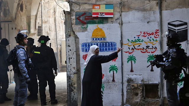Woman in East Jerusalem confronting with Israeli security forces (Photo: Gil Yohanan)