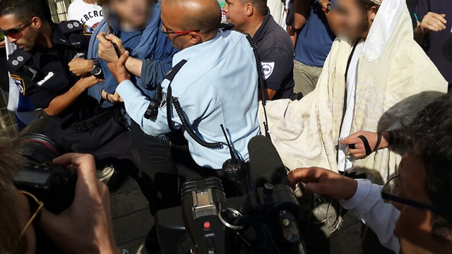 Police preventing rightwing Israelis from entering Temple Mount on Thursday (Photo: Yoav Zitun)  (Photo: Yoav Zitun)