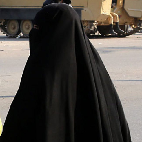 אישה מוסלמית בבורקה. אירופה בעקבות צרפת (צילום: EPA) (צילום: EPA)