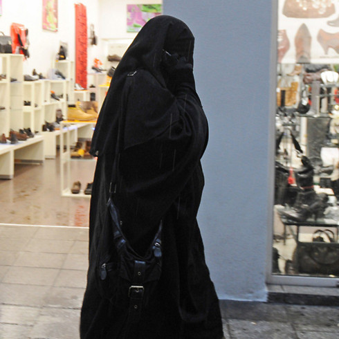 בצרפת חל איסור על לבישת כיסוי ראש דתי במקומות ציבוריים (צילום: AFP) (צילום: AFP)