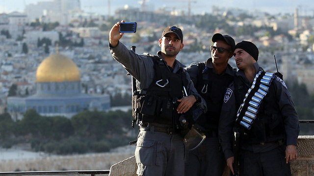 Border Gaurd forces outside of Temple Mount (Photo: EPA)