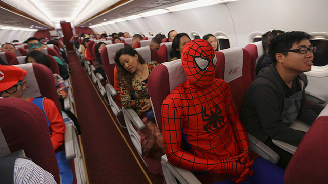 איש צוות טיסה סינית מרים את המורל בגיגת Halloween בטיסה בסין (צילום: רויטרס) (צילום: רויטרס)