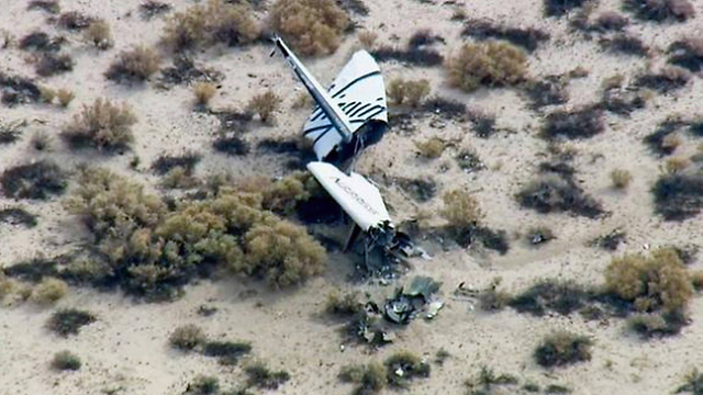 שברי ספינת החלל באתר ההתרסקות במדבר (צילום: AP) (צילום: AP)