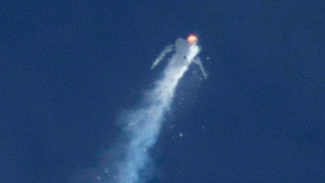 ספינת החלל מתפרקת באוויר לאחר הפיצוץ (צילום: רויטרס) (צילום: רויטרס)