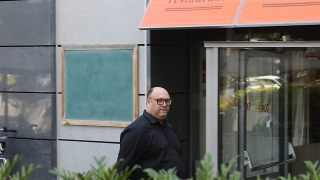 מושיק רוט בכניסה למסעדת "טוטו" (צילום: מוטי קמחי) (צילום: מוטי קמחי)