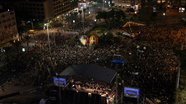 Thousands at Rabin Square (Photo: Motti Kimchi)