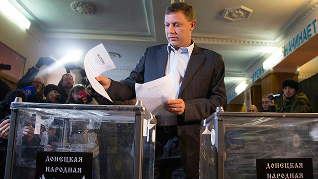 "הבחירות יאפשרו להקים ממשלה לגיטימית", מנהיג הבדלנים בדונייצק זחרצ'נקו (צילום: AP) (צילום: AP)