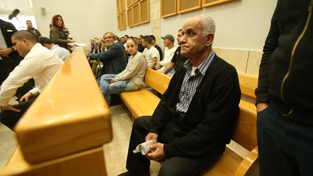 פונה לבית חולים. אבי הנאשם  (צילום: אלעד גרשגורן "ידיעות אחרונות") (צילום: אלעד גרשגורן 