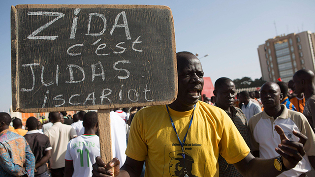 מוחים על תפיסת השלטון בידי הצבא. מפגינים בוואגדוגו, בירת בורקינה פאסו (צילום: רויטרס) (צילום: רויטרס)