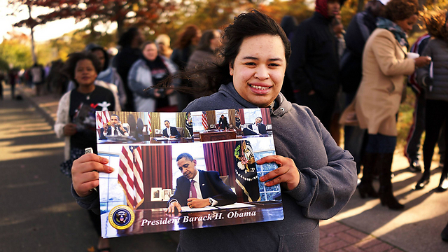 תומכת אובמה מניפה את תמונתו בקונטיקט (צילום: AFP) (צילום: AFP)