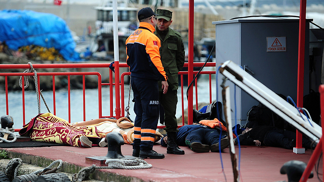 כמה מהגופות שנמשו מן המים על ידי משמר החופים הטורקי (צילום: AFP) (צילום: AFP)