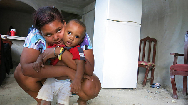 סנטנה חיה עם בנה הפעוט בשכונת עוני בפאתי הבירה (צילום: AP) (צילום: AP)