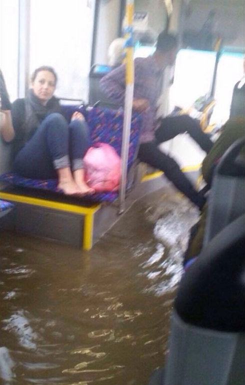 הצפה בתוך אוטובוס באזור חולון, היום ()