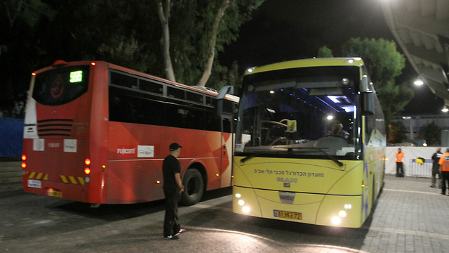 האוטובוסים בהמתנה לשחקנים בצאתם מהמגרש (צילום: עידו ארז) (צילום: עידו ארז)