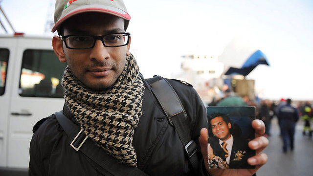 קווין רבלו מחזיק בתמונת אחיו, ראסל (צילום: AFP) (צילום: AFP)