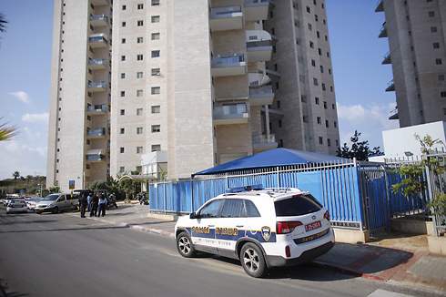 ניידת משטרה ליד ביתו של ערן זהבי (צילום: טל שחר) (צילום: טל שחר)