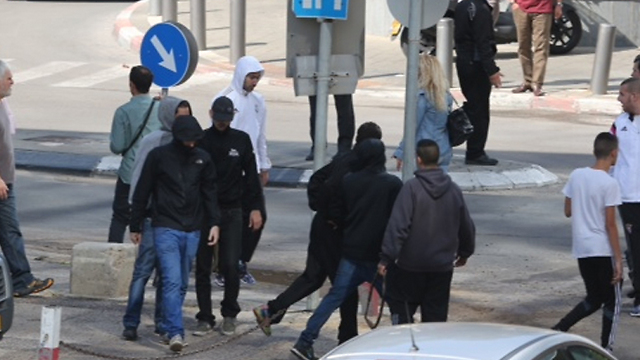 Street fighting between Hapoel and Maccabi fans outside a Tel Aviv courthouse (Photo: Motti Kimchi)  (Photo: Motti Kimchi)