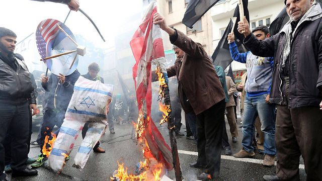 שורפים דגלי ישראל וארה"ב, אתמול בטהרן (צילום: AFP) (צילום: AFP)