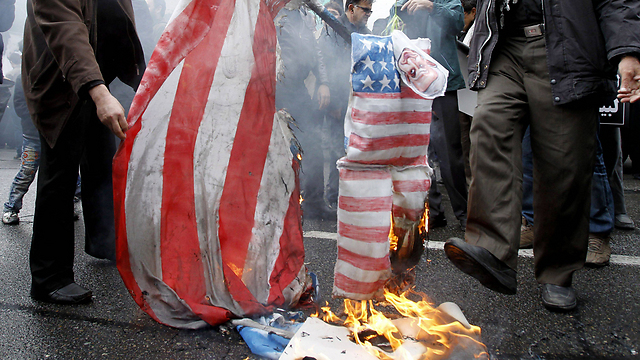 הפגנות בטהרן בשבוע שעבר לציון 35 שנה למהפכה. דגלי ארה"ב נשרפו כרגיל (צילום: EPA) (צילום: EPA)