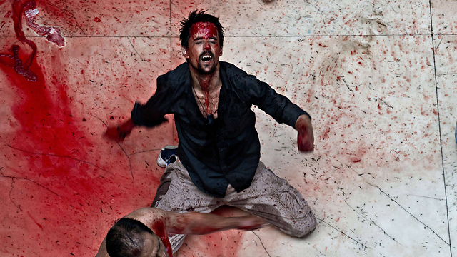שיעי מכה את עצמו עד זוב דם בניו דלהי, הודו (צילום: AFP) (צילום: AFP)