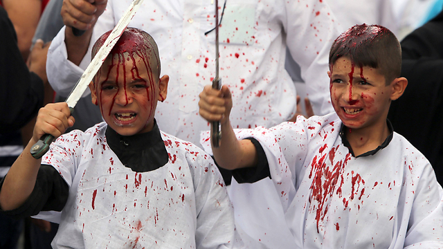 ילדים מכים בחרבות בבגדד, עיראק (צילום: AFP) (צילום: AFP)