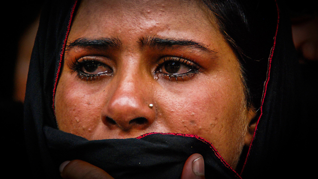 פקיסטנית בטקס אבלות בארצה (צילום: EPA) (צילום: EPA)