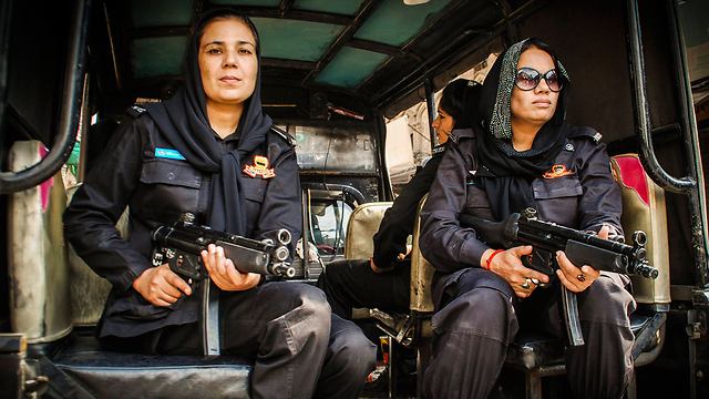 נשות הקומנדו של המשטרה הפקיסטנית שומרות על מצייני העשורא מפני פיגועים (צילום: EPA) (צילום: EPA)