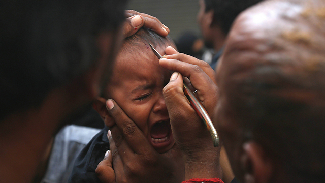 פוצעים בסכין מצחו של ילד קטן בהיידראבד, הודו (צילום: AP) (צילום: AP)