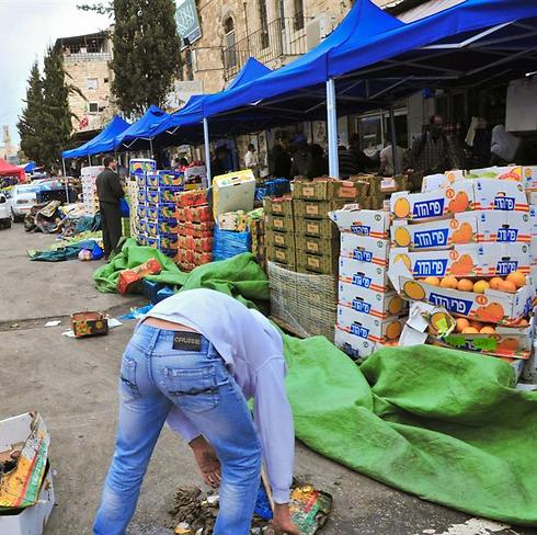 Israeli vegetables being sold in East Jerusalem market (Photo: Raffi Kotz)