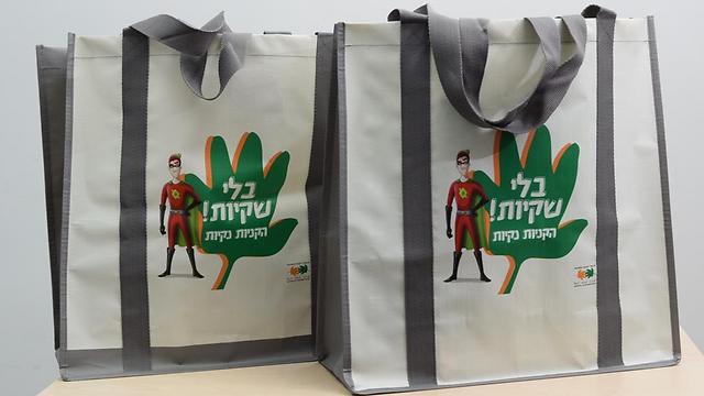 Example of a reusable bag to be handed out at grocery stores (Photo: Lior Deskel)
