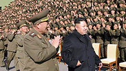 המנהיג קים ג'ונג און עם חיילים. ארכיון                