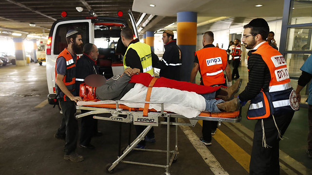 פינוי הפצועים לבית החולים (צילום: אוהד צויגנברג, "ידיעות אחרונות" ) (צילום: אוהד צויגנברג, 